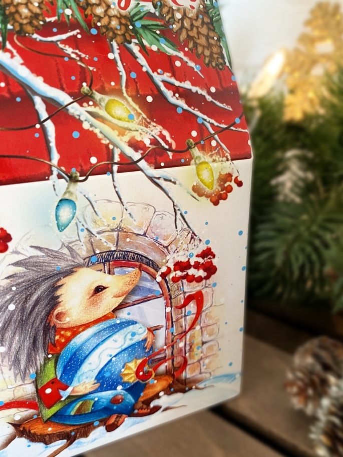 Коробка новогодняя подарочная Лесной домик, 91х70х157 (+30) мм (домик) — изображение 4